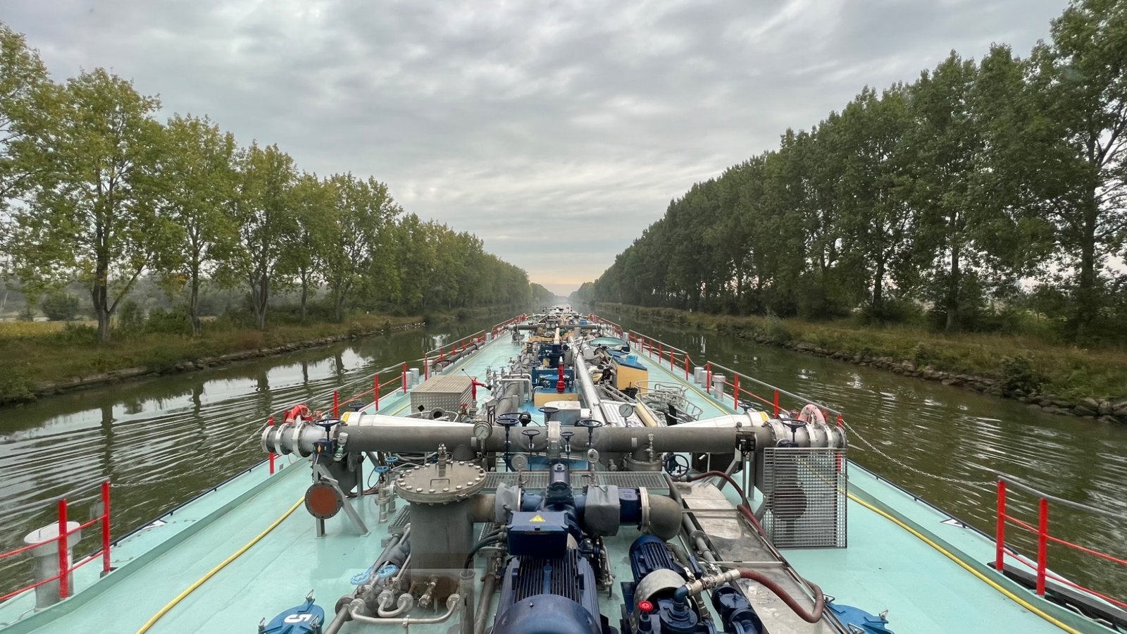 Varen over het water met zicht over het dek